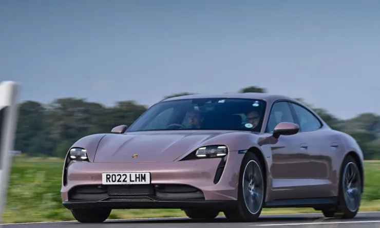 Xe điện Porsche Taycan di chuyển trong một ngày vượt 14 quốc gia