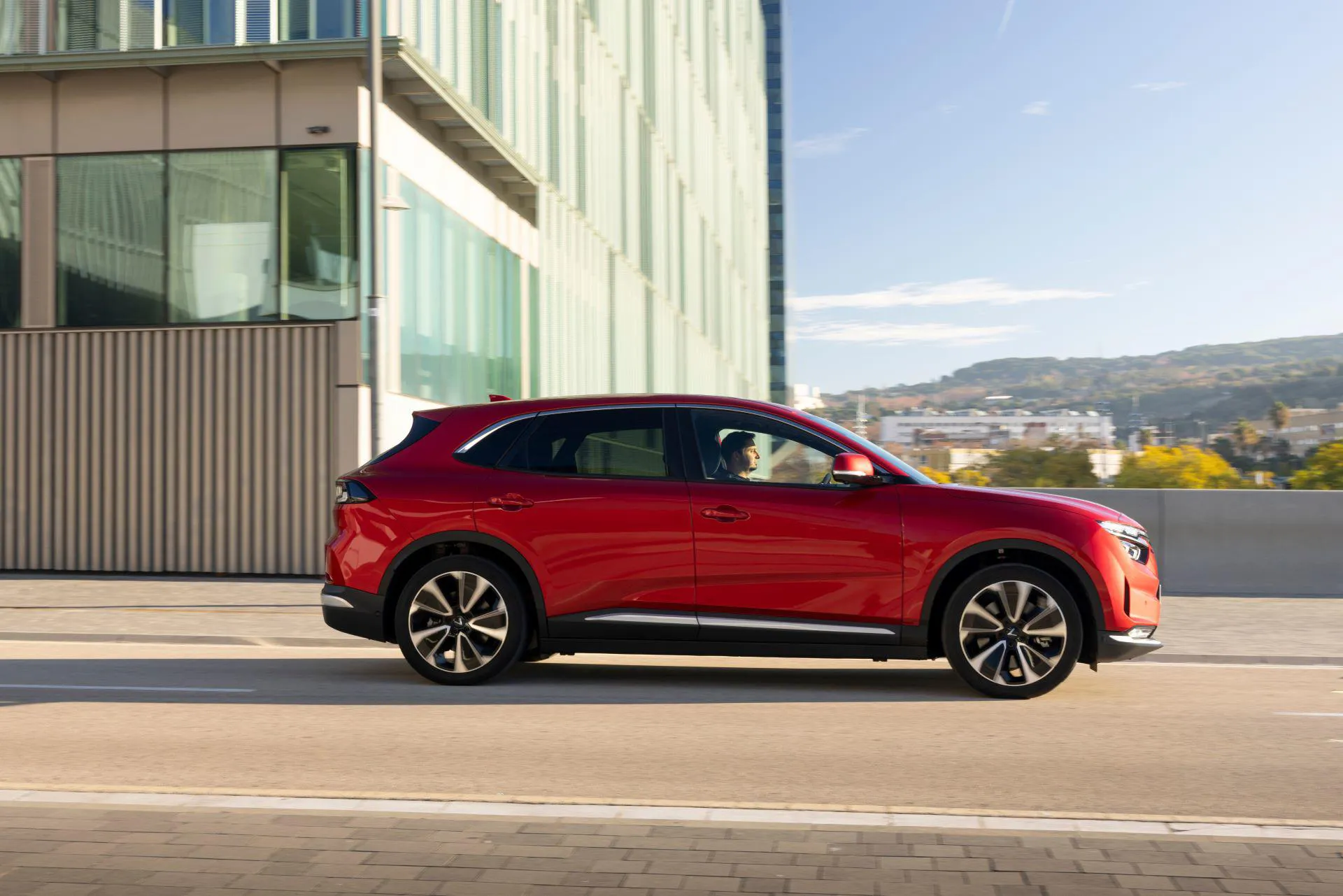 Đổi xăng sang điện, người dùng hưởng loạt quyền lợi chưa từng có từ VinFast